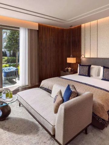 Hotelzimmer mit Zugang zum Garten und modernen, luxuriösen Möbeln.