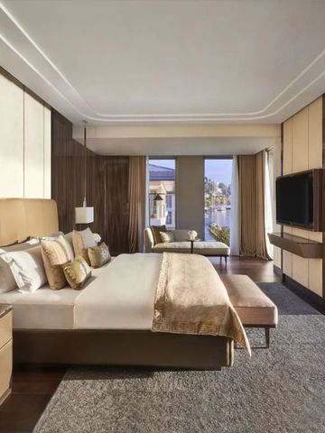 Geräumiges Zimmer mit Doppelbett und bodentiefen Fenstern