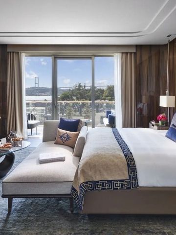 Elegantes Zimmer mit Balkon und Brückenblick