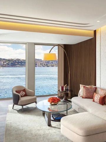 Wohnzimmer mit Meerblick und moderner Einrichtung