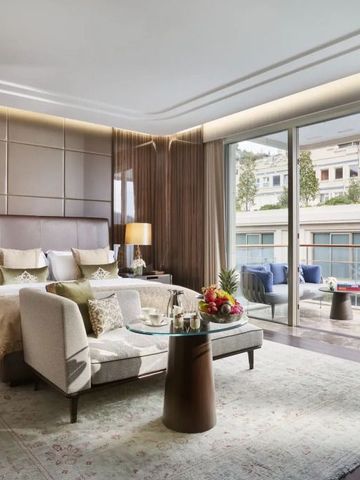 Helles Schlafzimmer mit Zugang zu einem Balkon