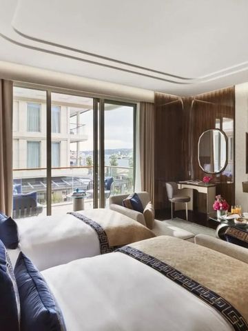 Luxuriöses Doppelzimmer mit modernen Möbeln und großem Fenster im Mandarin Oriental Bosphorus.