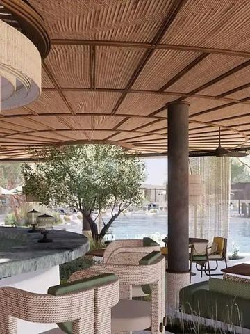 Wohlfühlbereich am Pool mit Sitzgruppen und dekorativer Holzdecke