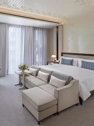 Luxuriöses Hotelzimmer mit großem Bett und Sitzgelegenheit