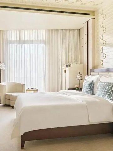 Helles Hotelzimmer mit Doppelbett und stilvollem Dekor