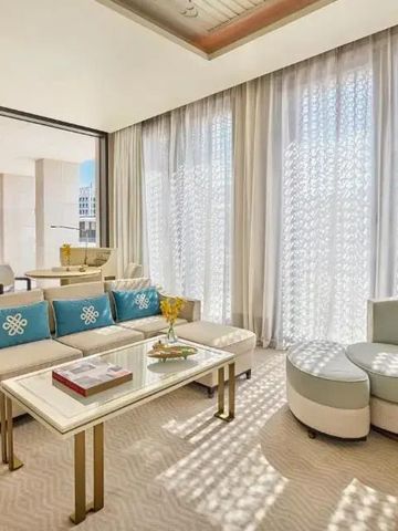 Heller Wohnbereich mit stilvollem Sofa und Sessel