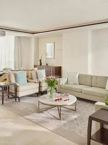 Geräumiger Wohnbereich einer luxuriösen Suite mit eleganter Einrichtung