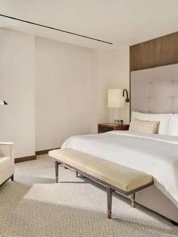 Modernes Hotelzimmer mit Kingsize-Bett und stilvollen Möbeln