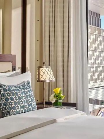 Hotelzimmer bietet Blick auf moderne Architektur von Doha