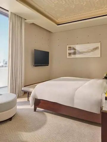 Luxuszimmer mit Stadtblick und elegantem Dekor