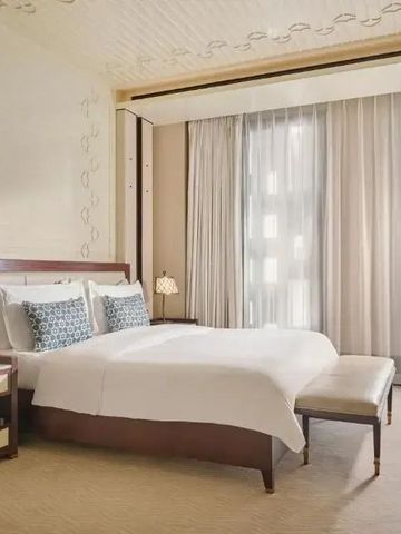 Einladendes Schlafzimmer mit hochwertiger Ausstattung und Tageslicht