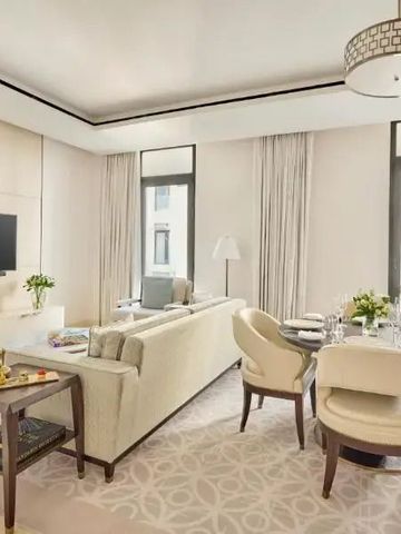 Elegantes Wohnzimmer in einer Suite mit hellem Sofa und Esstisch