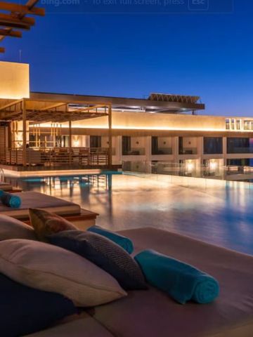 Abendstimmung am beleuchteten Lounge-Bereich mit Infinity-Pool