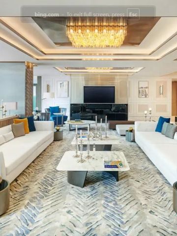 Luxuriös eingerichtetes Wohnzimmer der Suite mit Meerblick