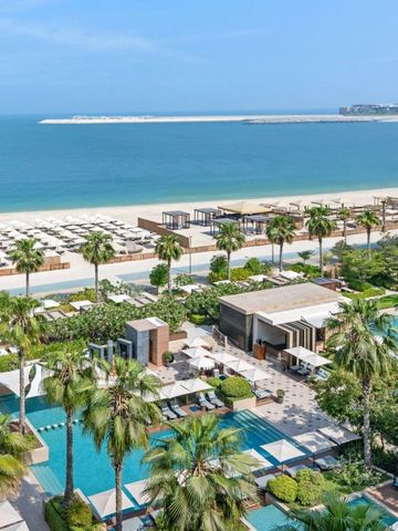 Üppiger Garten und Poollandschaft mit Palmen am Strand