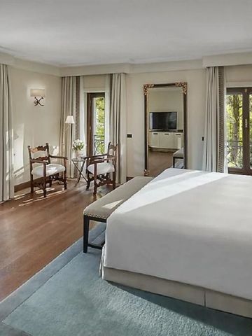 Großzügiges Schlafzimmer mit Holzboden und Balkon mit Gartenblick