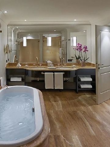 Elegantes Badezimmer mit großer Badewanne und moderner Ausstattung