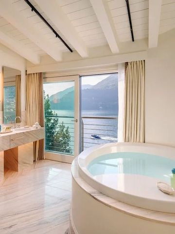 Luxuriöses Badezimmer mit Rundbadewanne und Seeblick