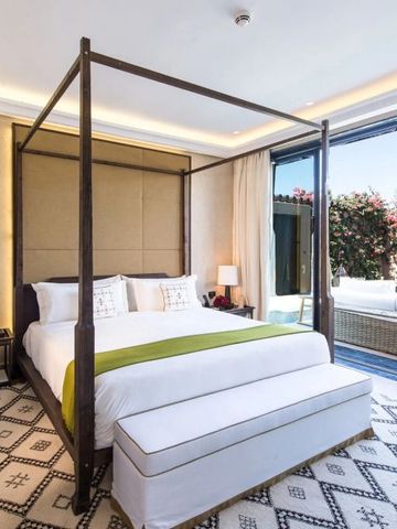 Elegantes Schlafzimmer mit viel Tageslicht und Gartenblick