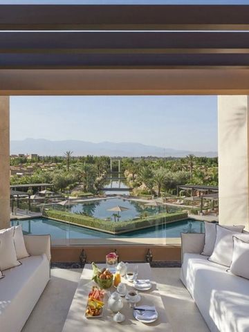 Terrasse mit Blick auf Landschaft und entspannter Sitzbereich