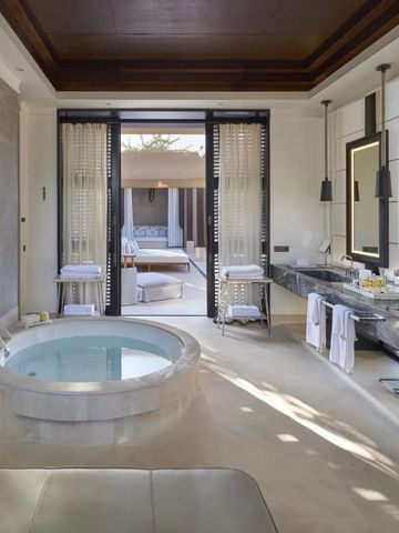 Modernes Badezimmer mit Jacuzzi und Tageslicht