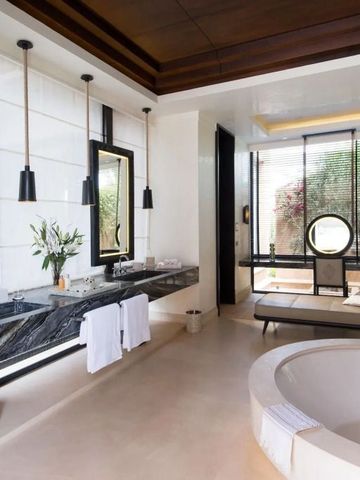 Badezimmer mit luxuriöser Badewanne und Blick ins Freie