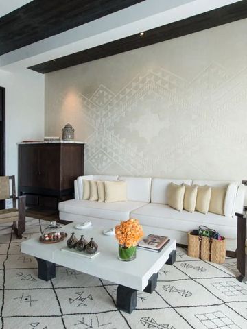 Elegantes Wohnzimmer mit weißen Sofas und traditionellem marokkanischem Dekor