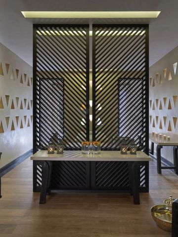 Moderner Spa-Eingang mit eleganten geometrischen Mustern