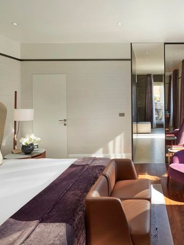 Luxuriöses Doppelzimmer mit eleganter Inneneinrichtung und Sitzbereich