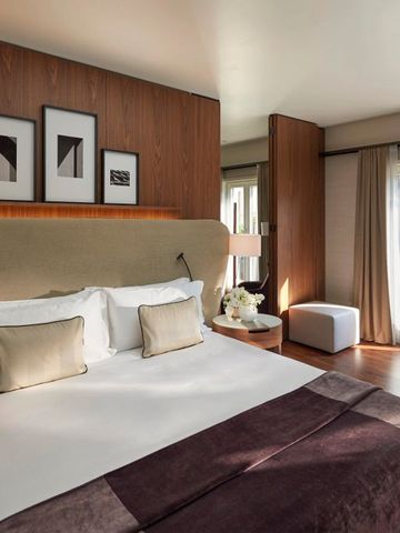 Helles Zimmer mit modernen Möbeln und Kunst an der Wand