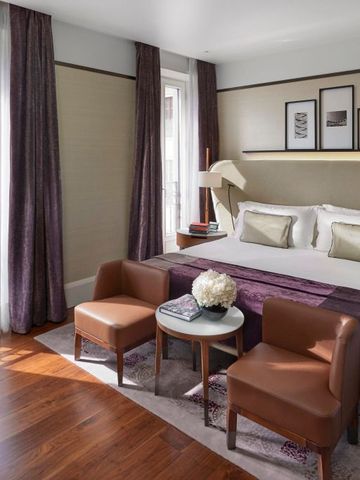 Elegantes Hotelzimmer mit großem Bett, Ledersesseln und Balkon im Mandarin Oriental, Milan