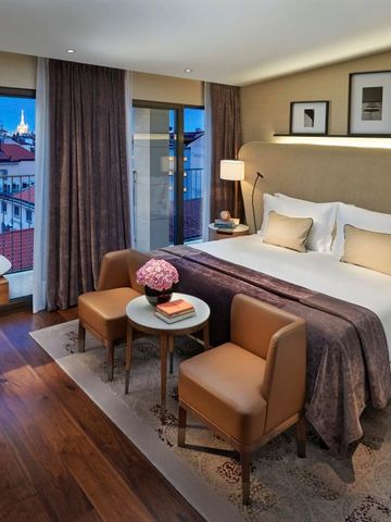 Luxuszimmer bei Nacht mit stimmungsvollem Licht und Ausblick auf die Stadt im Mandarin Oriental, Milan