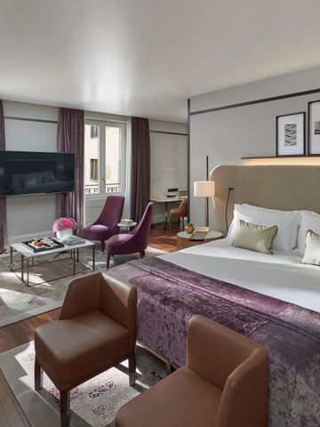 Komfortables Gästezimmer mit Sitzbereich, großem TV und zwei Fenstern im Mandarin Oriental, Milan