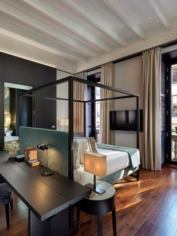 Modernes Zimmer mit Himmelbett und stilvollen Möbeln im Mandarin Oriental, Milan