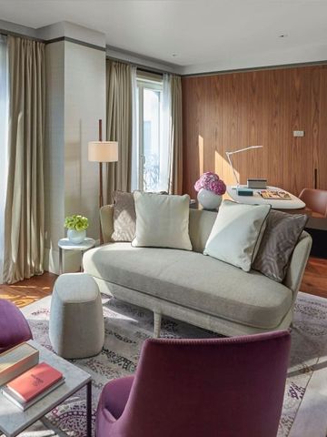 Lichtdurchflutetes Hotelzimmer mit modernen Möbeln und Ausblick auf Balkon