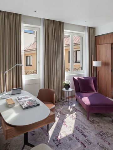 Helles Arbeitszimmer mit Schreibtisch, Chaiselongue und großen Fenstern