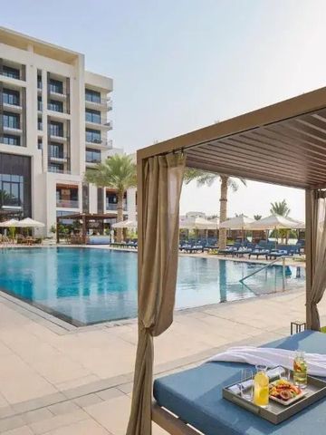 Entspannungsbereich mit Poolblick im Mandarin Oriental Muscat.