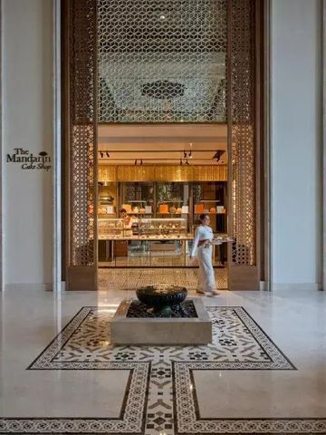 Luxuriöser Eingangsbereich mit dekorativen Wandverzierungen und kleinem Brunnen