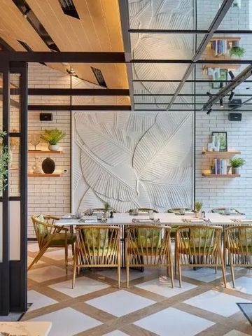 Geschmackvoll eingerichtetes Restaurant mit stilvollen Pflanzen und Wandkunst