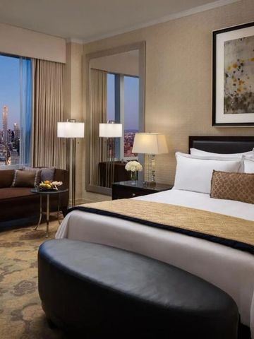 Elegantes Schlafzimmer mit Stadtblick und moderner Dekoration