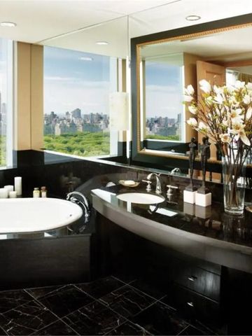 Luxuriöses Badezimmer mit großem Spiegel und Blick auf den Central Park.
