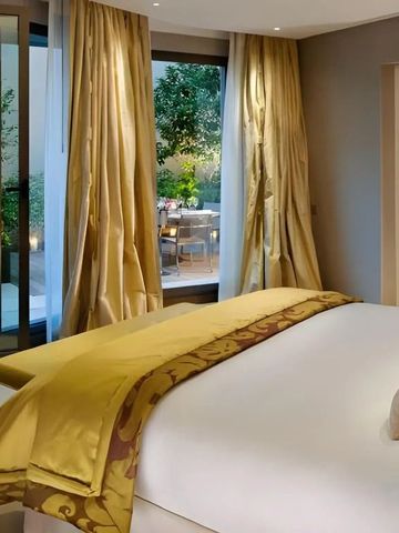 Luxuriöses Hotelzimmer mit Balkonblick und stilvollen Vorhängen