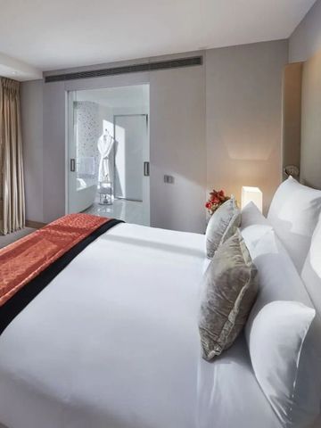 Modernes Zimmer im Mandarin Oriental Paris mit Fensterblick
