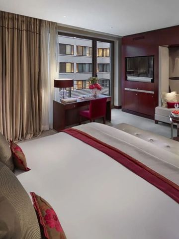 Luxuriöses Hotelzimmer mit Kingsize-Bett und Arbeitsbereich