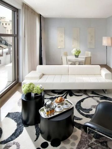 Moderne Hotelsuite mit Sitzbereich und Stadtblick