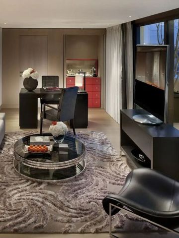 Luxuriöses Wohnzimmer mit Balkon und stilvoller Einrichtung