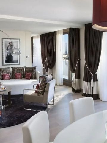 Helle Suite mit moderner Einrichtung und Balkonzugang