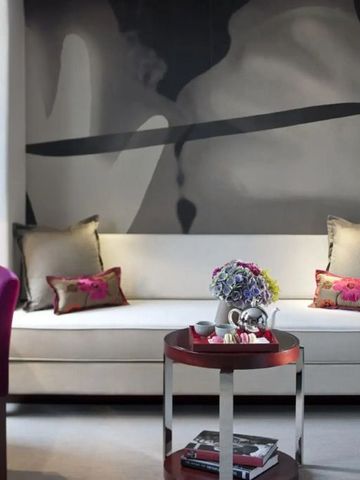 Eleganter Wohnbereich mit moderner Kunst und gemütlichen Sitzmöbeln