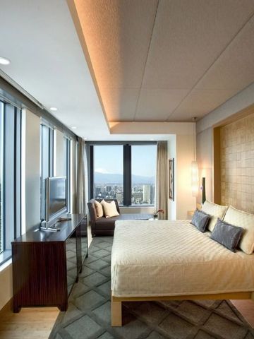 Modernes Hotelzimmer mit Panoramafenstern und stilvollem Ambiente