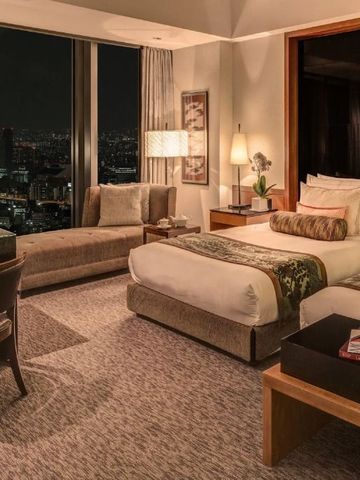 Gemütliches Hotelzimmer bei Nacht mit atemberaubender Aussicht